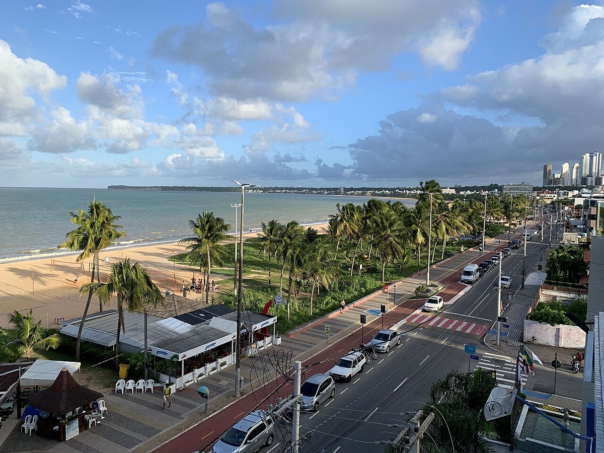 Vista ampla da orla de Cabo Branco com praia, calçadão e avenida