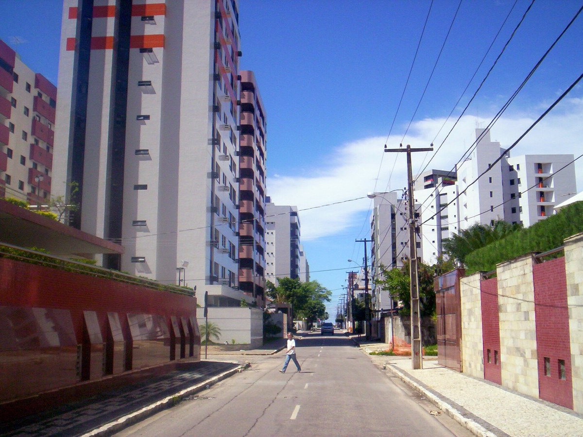 Rua residencial de Manaíra com edifícios próximos à praia